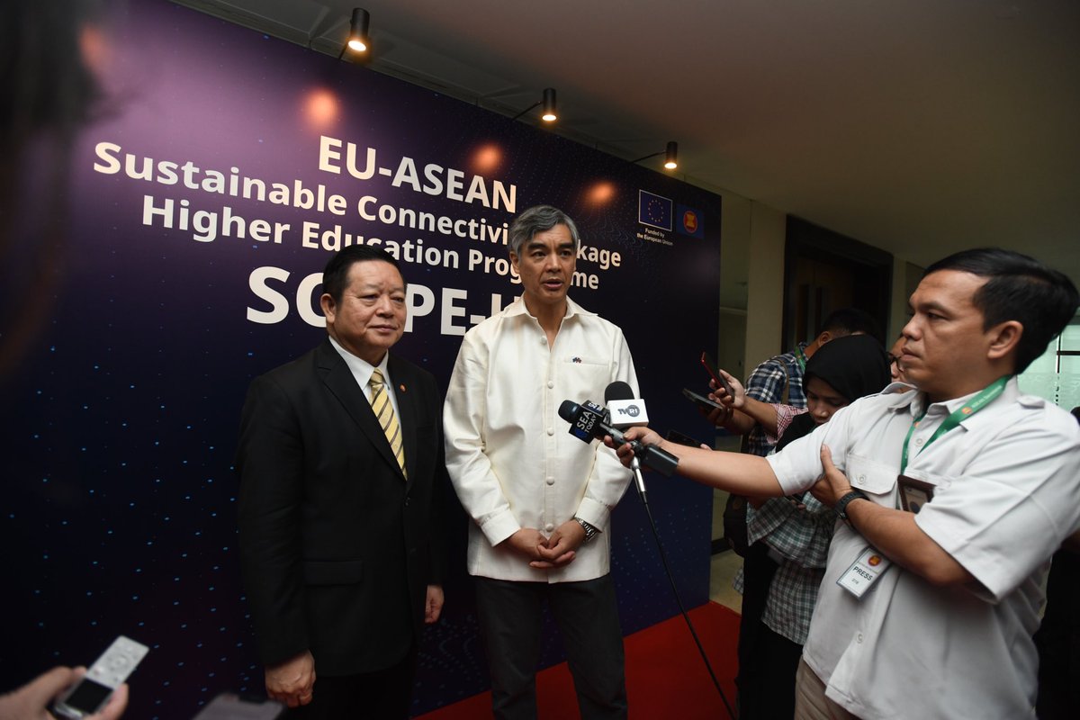 Secretary-General of ASEAN Dr. Kao Kim Hourn and Ambassador of the European Union (EU) to ASEAN Sujiro Seam today jointly launched the EU-ASEAN Sustainable Connectivity Package – Higher Education Programme (SCOPE-HE) Programme. Both Dr. Kao and Ambassador Sujiro also delivered