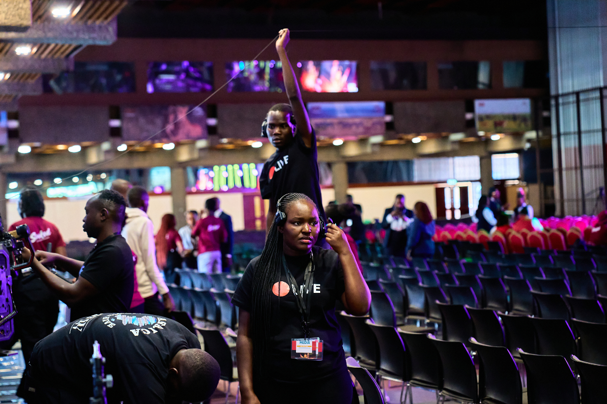 africamediahive's tweet image. Do you know what it takes to bring a live video shoot to life? Picture a whirlwind of headsets buzzing with instructions, last-minute tweaks &amp;amp; a maze of cables. Cheers to the magic that happens behind the scenes!

#BehindTheScenes #LiveProduction #FilmmakingMagic #CrewLife #OnSet