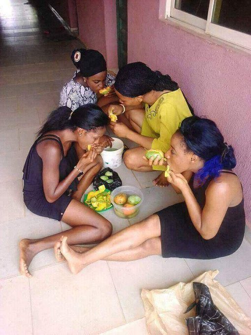 Dai amutengera hake wig kana handbag pane kutenga stove