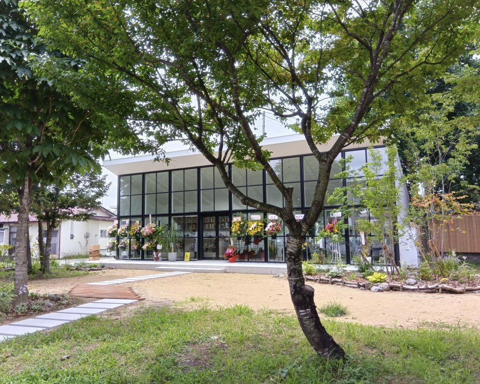 Kazuing19ee's tweet photo. #松本養蜂総本場
#bKitchen
本日オープンしました!
手掛けた建物だけに嬉しいです😊
風のガーデンさんデザインのお庭も素敵ですね。ミツバチウォッチングができます。
これから沢山の人が訪れて、会津の人気スポットになるでしょう! https://t.co/OwLTICKJtU