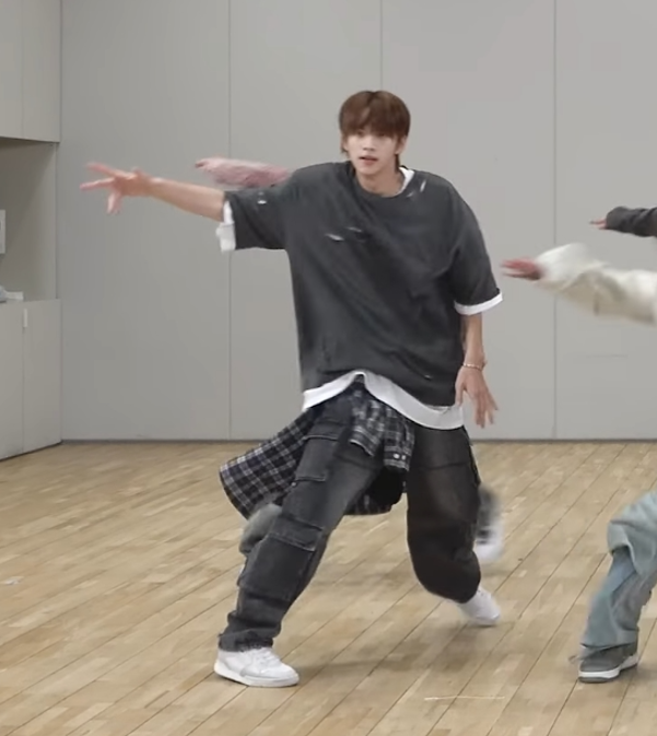 kpop_ootd_zip's tweet photo. 240715 TWS 신유 패션 정보
YouTube TWS

💭TWS 신유
비슬로우 BESLOW
FADED DENIM CARGO PANTS BLACK

🛍https://t.co/IJ2VLkMILj

#TWS #투어스 #신유 #아이돌패션 #스타패션 #셀럽패션 #손민수 #손민수템 #비슬로우 #BESLOW https://t.co/LdmIeIv9n9
