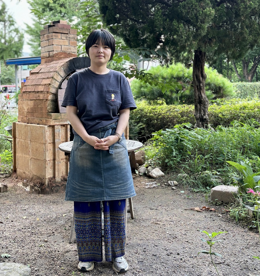 서울혁신파크 ‘내쫓고 부수고 쇼핑몰?’…반신반의했죠
"이렇게 될줄 알았음 그 힘든 코로나 때 여기 안 들어왔죠. ‘제로웨이스트 사업은 장기 프로젝트다’하고 시작한 거에요. 이제 좀 할만하다 싶으니 나가라니요"
은평 혁신파크를 지키는 〈카페 쓸〉 배민지 대표 (박주연) n.news.naver.com/article/007/00…