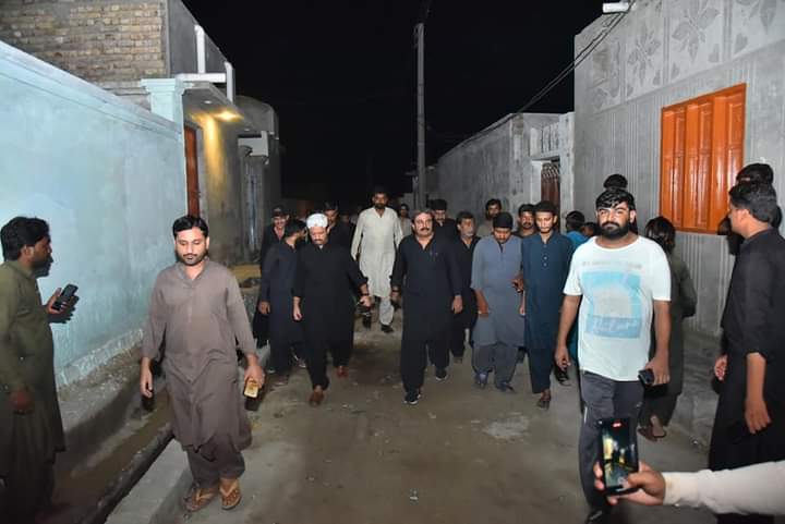AltafSamoo1's tweet photo. عمرکوٹ:-وزیر تعلیم و معدنیات سندھ سید سردار علی شاہ کا رکن سندھ اسیمبلی سید امیر علی شاہ کے ہمراہ مختلف امام بارگاہوں کا دورہ

سردار شاہ نے مرکزی امام بارگاہ ابو طالب پنج پیر، انب جو پڑ اور کھوسا محلہ امام بارگاہ، فقیر جو پڑ کا دورہ کرکے انتظامات کا جائزہ لیا

@sardarshah1 https://t.co/VzJpBzigZP