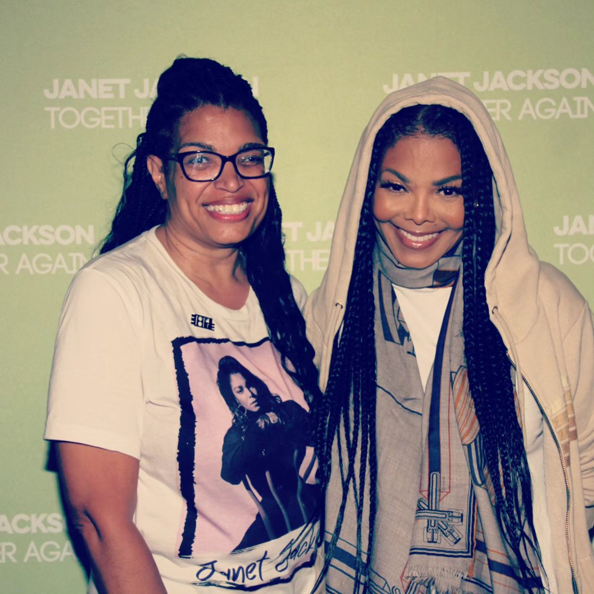 jjfan86's tweet photo. OMG!!!! Thank you @JanetJackson making my dreams come true💜💜💜 https://t.co/aN25sq7t2l