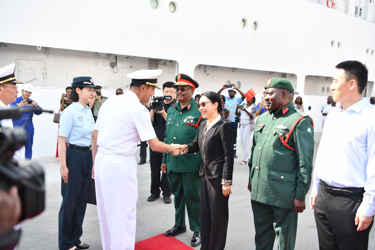 ChenMingjian_CN's tweet photo. Karibu sana 🇹🇿 #ArkPeace! During the coming 7 days, 🇨🇳 doctors of #PLAN will provide professional medical service to locals in Dar es Salaam with best wishes of 🇨🇳 people. The floating hospital is a real Ark Peace at the Port of Peace as a bridge of friendship between our two peoples.