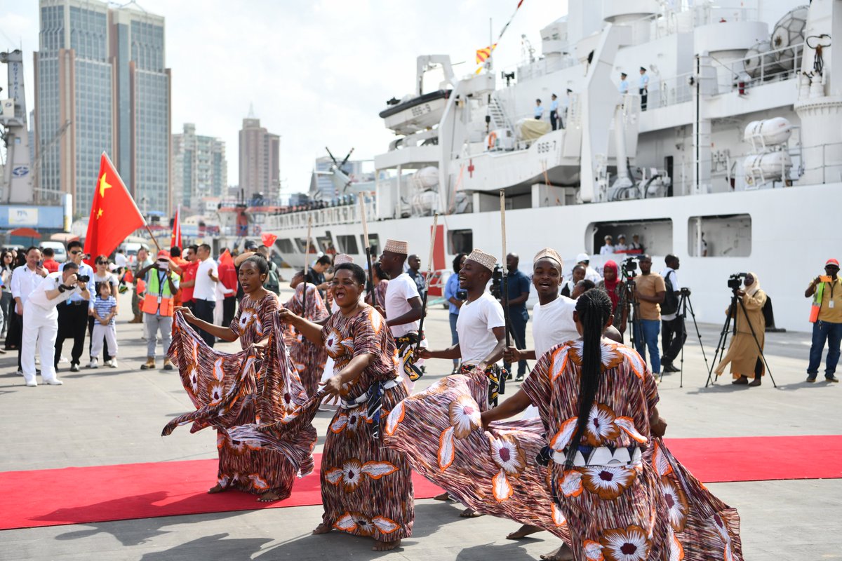 ChenMingjian_CN's tweet photo. Karibu sana 🇹🇿 #ArkPeace! During the coming 7 days, 🇨🇳 doctors of #PLAN will provide professional medical service to locals in Dar es Salaam with best wishes of 🇨🇳 people. The floating hospital is a real Ark Peace at the Port of Peace as a bridge of friendship between our two peoples.