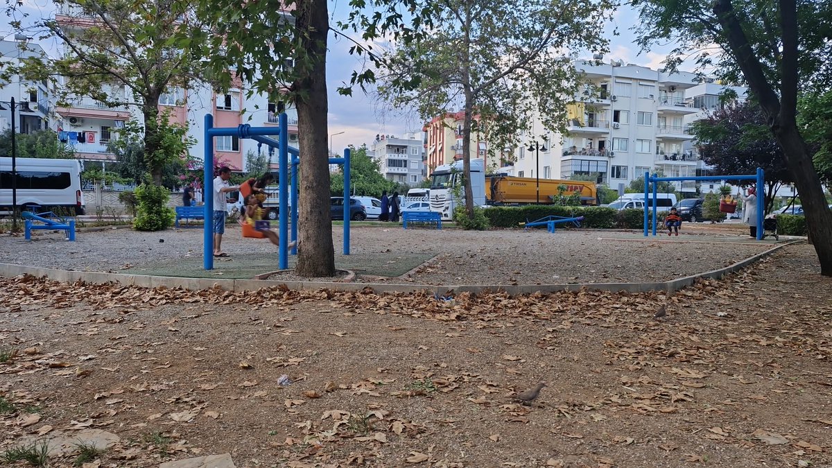 CNvoltran's tweet photo. @MuratpasaBld Yenigün mahallesi Şehitler Parkı'ndaki oyun alanları zaten yetersizdi. Bunun üzerine bir de 3-4 ay önce kaydırak yakıldı. 

Geçen süre zarfında henüz hiçbir şey yapılmadı. Ne zaman bir adım atılacak. Eski Lara yolundan fırsat bulursanız bi ara burayla da ilgilenin zahmet olmazsa! https://t.co/YvLllQUMST