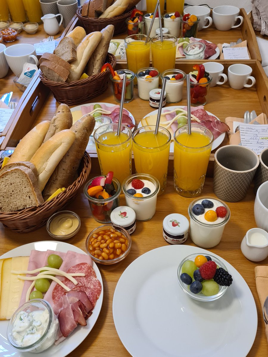 fluglehrer_neu's tweet photo. frühstück am zimmer, pension #ametyst #krumlov https://t.co/lQtO7wPXhD