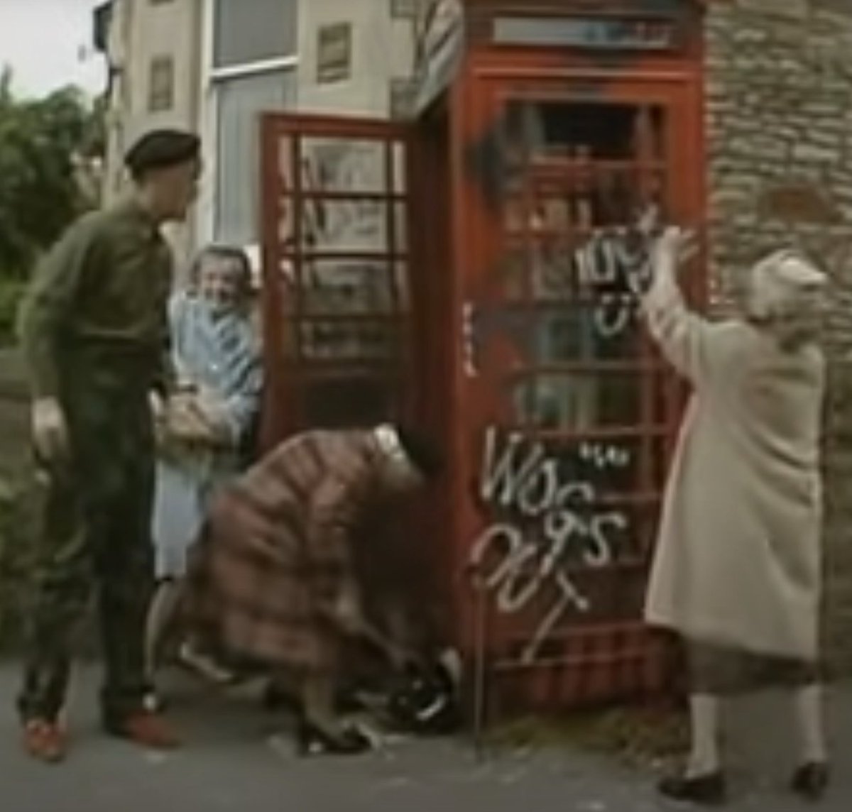 These fascists can't stop the anarchy!

#Coolock #coolockprotest