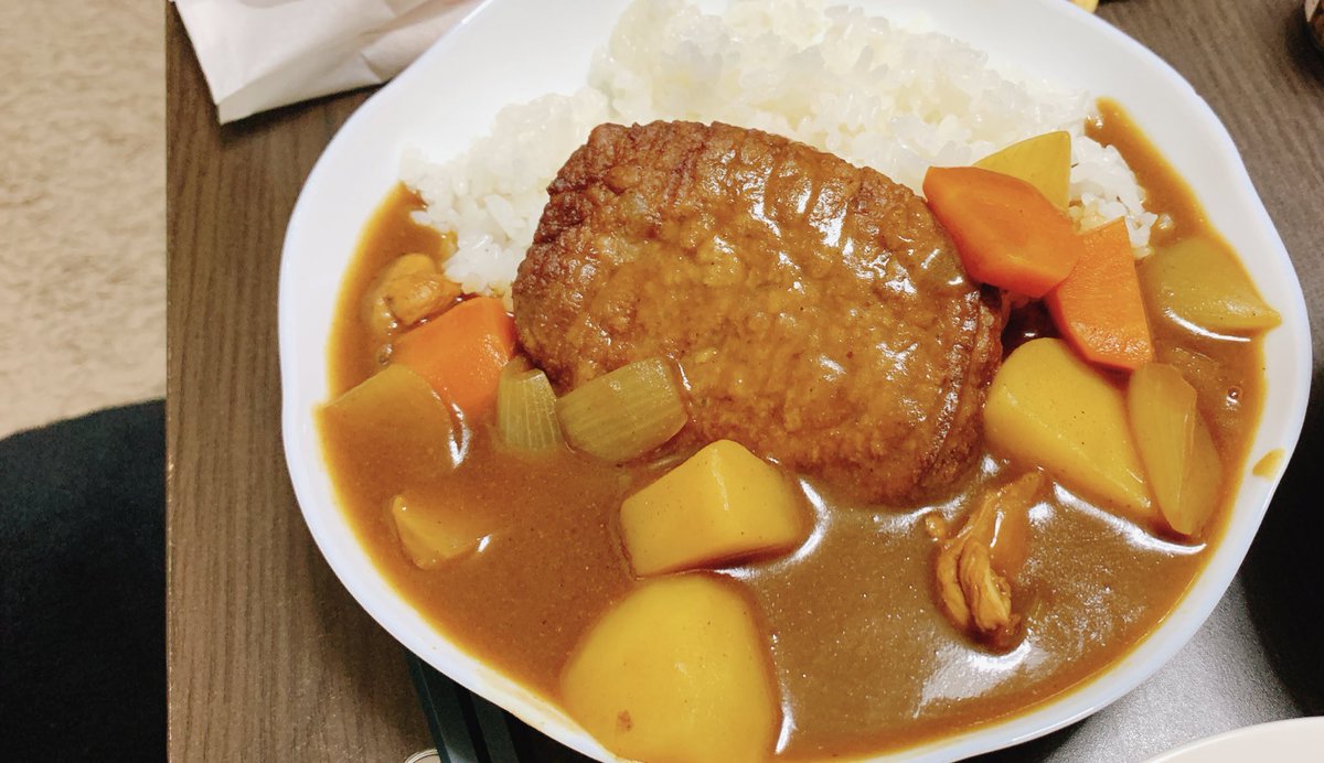 昨夜久しぶりに家のカレーが食べたくなったので勢いで作り、マルシンハンバーグを乗せてみました🍛
ちょっと贅沢😉

カレーも冷凍できるので、冷凍自販機で販売したいカレー屋さんいらっしゃいましたら話しかけてください🍛

夏はやっぱりカレー！！👳‍♂️

 #企業公式つぶやき部
 #カレー 
 #八尾
 #大阪