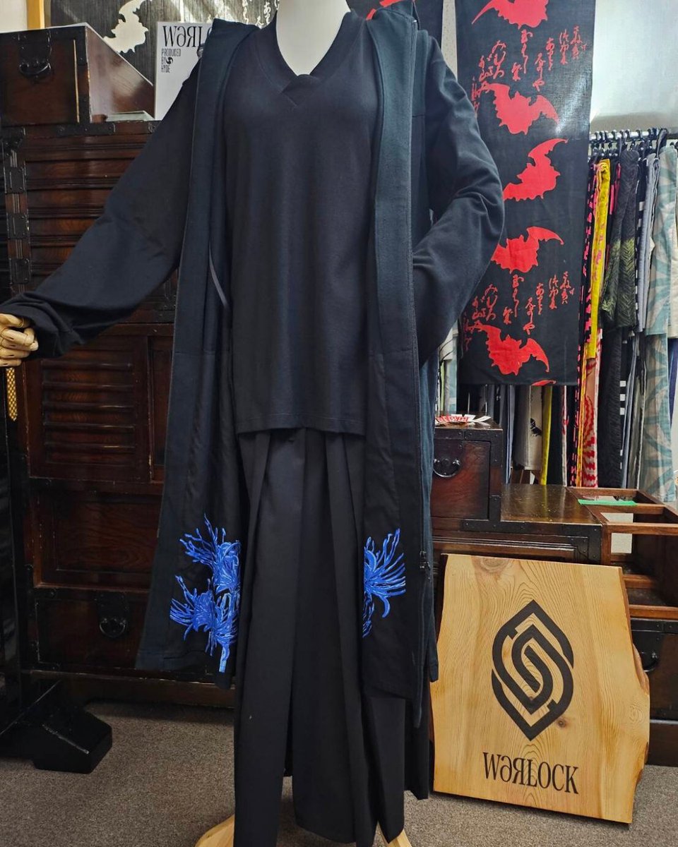 HYDE着用【袖無しパーカー(彼岸花赤)】WARLOCK ◇Information 『HYDE×Bunta iNOUE』 袖なしパーカー(彼岸花青) 本日