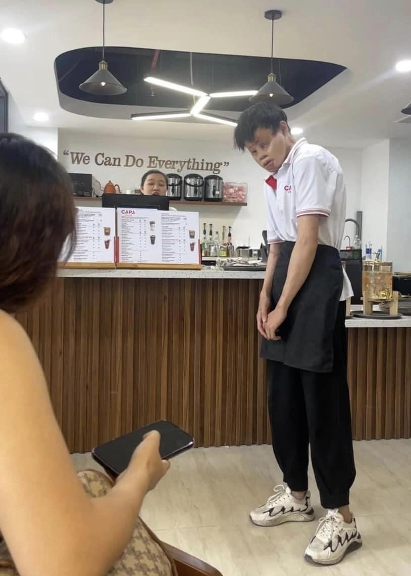 ccabradilla94's tweet photo. “This young man came to work as a waiter to earn money for his mother's medical treatment. Initially, he was afraid to serve coffee because he was self-conscious about his appearance, but I called him over and told him it was okay. He did a commendable job."

C: Tracy Truong https://t.co/8KbDhs5Epg