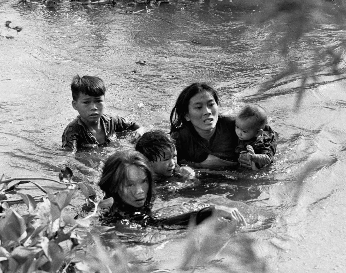 ②沢田教一「安全への逃避」（1966） ベトナム戦争下、サイゴンの農村