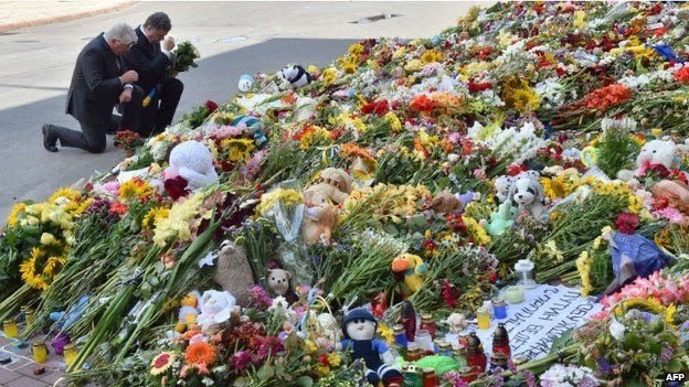 10 jaar na MH17. Laten we ook niet vergeten hoe intens de Oekraïners met ons meeleefden. De bloemenzee voor onze ambassade in Kyiv was reusachtig.