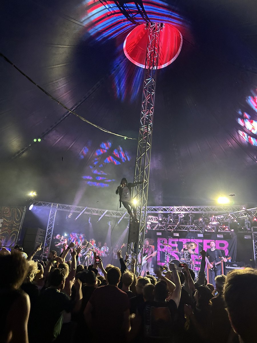 QuietLions's tweet photo. What a time - @2000trees ❤️ Same time next year? Sure x https://t.co/CyjoYvYLe5