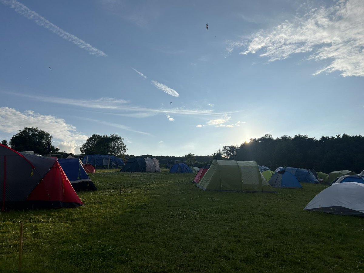 QuietLions's tweet photo. What a time - @2000trees ❤️ Same time next year? Sure x https://t.co/CyjoYvYLe5