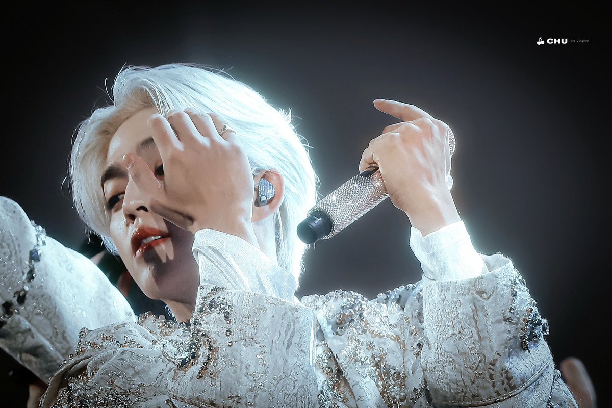 seungcheol looks so breathtaking