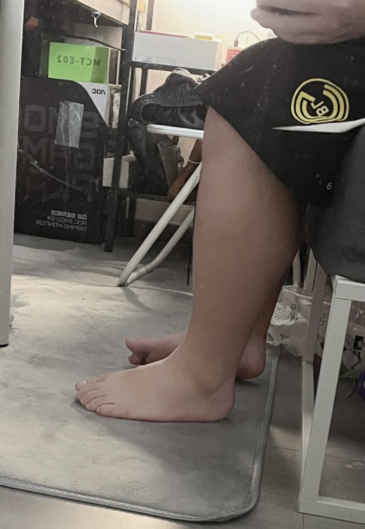 th8973628433007's tweet photo. 我的脚脖子呢？ https://t.co/bG0I79R5sP