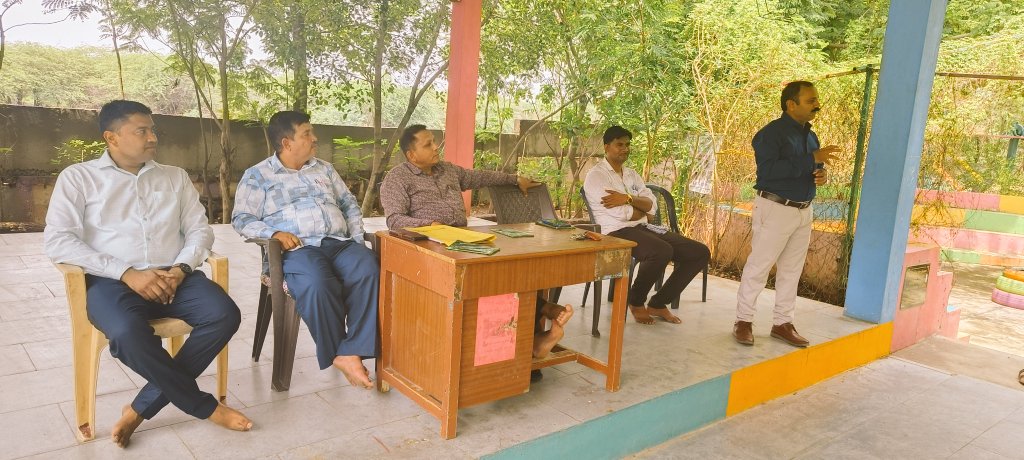 CRC_BHALGAMDA's tweet photo. સક્ષમ શાળા અંતર્ગત તારીખ 15 અને 16 જુલાઈ 2024 ના રોજ 2 દિવસીય તાલીમ વર્ગ યોજવામાં આવ્યો.જેમાં શાળાના આચાર્ય તથા ફોકલ ટીચર તાલીમમાં ઉપસ્થિત રહ્યા. સરકારી શાળાઓને ટકાઉ, સલામત અને સક્ષમ કેવી રીતે બનાવવી તે અંગે સૌને માર્ગદર્શન પૂરું પાડવામાં આવ્યું.
@gujaratssa @kuberdindor @CMOGuj https://t.co/diKd6id9MN