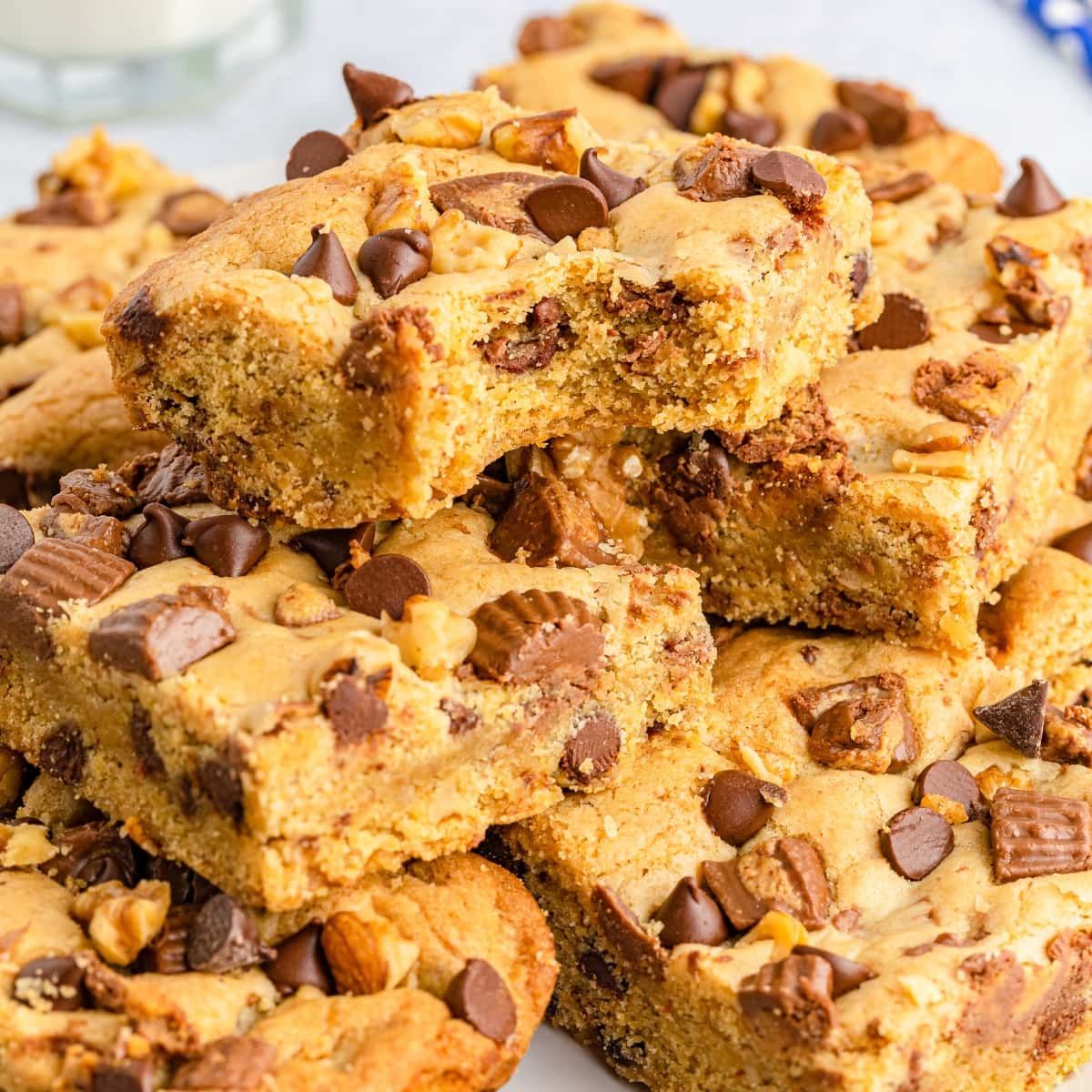 kimschob's tweet photo. Craving a sweet treat? These Reeses Peanut Butter Cup Cookie Bars are the answer! 😋💕 Whip up a batch and satisfy your cravings in no time! #PeanutButterLovers #CookieBars #DeliciousTreats🍪😋 Check out the recipe here: https://t.co/s8ycFs3GI2 https://t.co/RFBjwWXa2Y