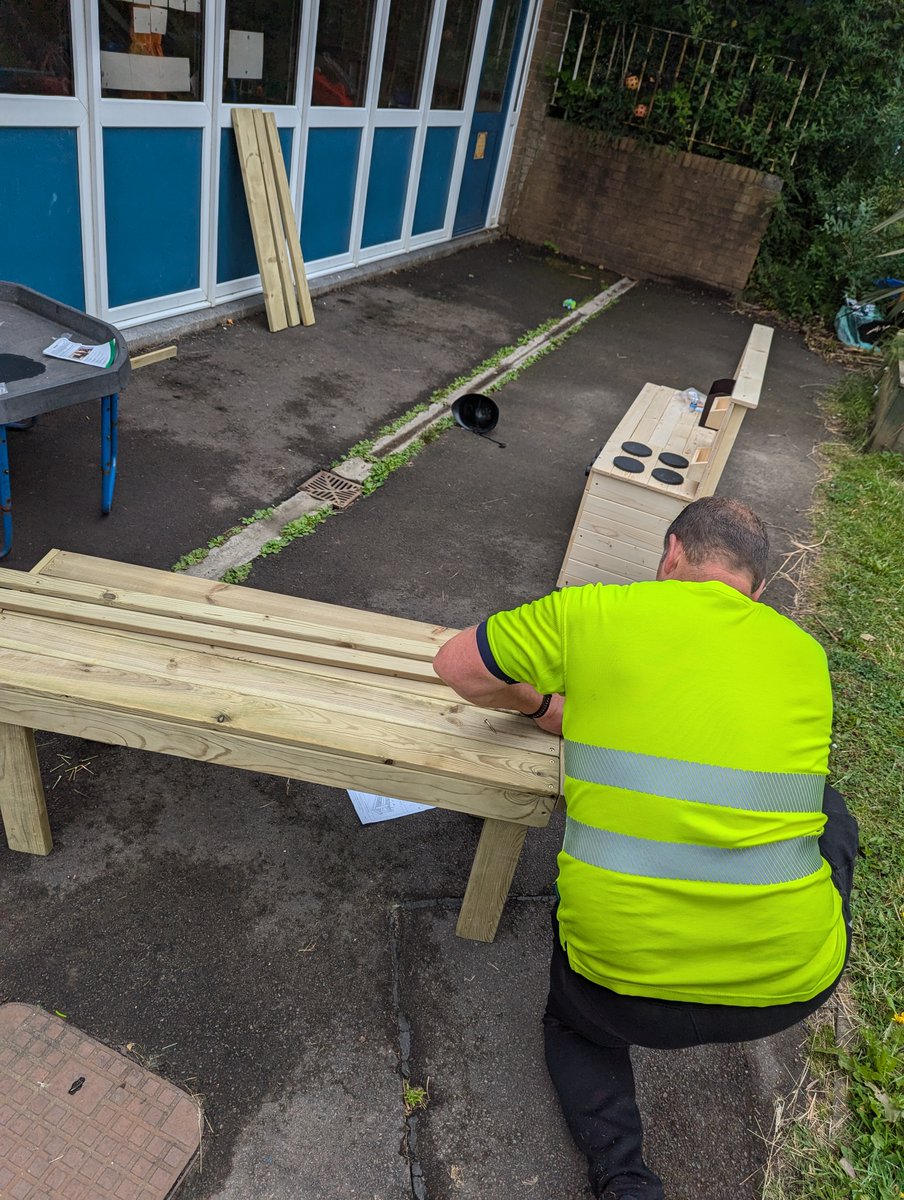 We had a busy morning at Trawlln Primary School yesterday as Castell Group advanced its Community Benefit Project with @Caredigltd. In line with our commitment to community involvement, we delivered new outdoor play equipment to the school.