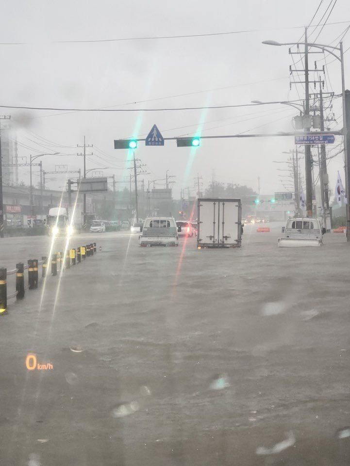 받) 의정부 실시간 상황이랍니다.
차량들 조심하세요 
국가는 책임져 주지 않습니다.
각자도생. 실시간으로 잘 알려줍시다.