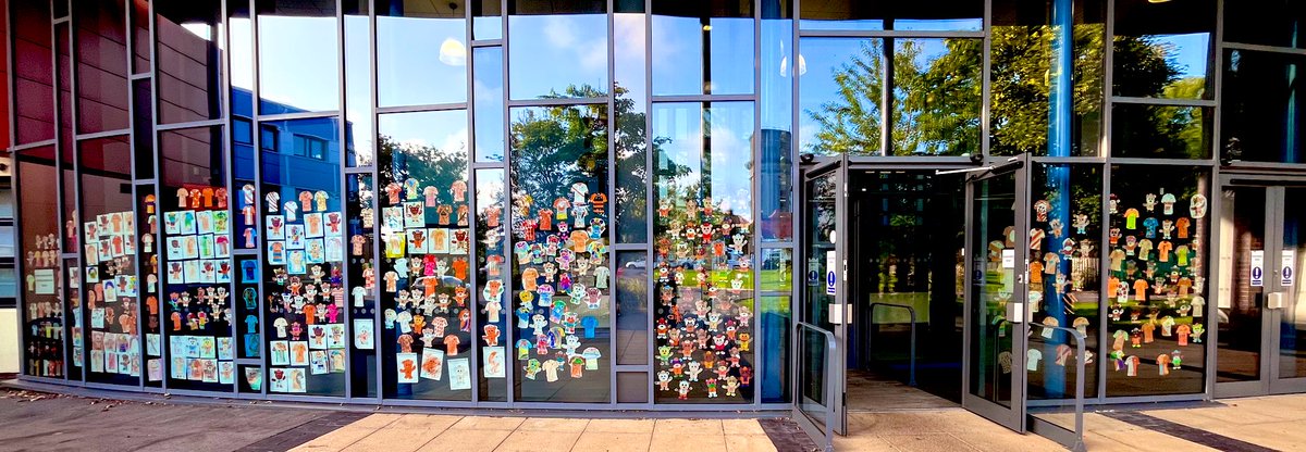 unityhistory's tweet image. Today we celebrate tangerine day in memory of our former head Chris Lickiss. The front of school looks fantastic 🍊 🧡🟠🟧🔸📙🥻🩳🧶 @UnityBlackpool
