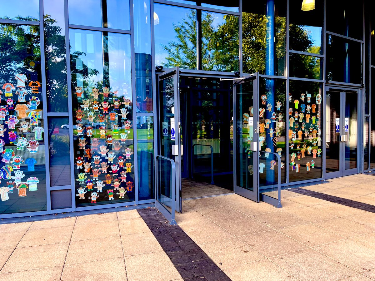 unityhistory's tweet image. Today we celebrate tangerine day in memory of our former head Chris Lickiss. The front of school looks fantastic 🍊 🧡🟠🟧🔸📙🥻🩳🧶 @UnityBlackpool