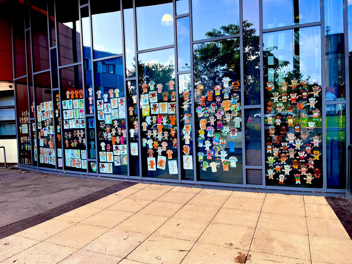 unityhistory's tweet image. Today we celebrate tangerine day in memory of our former head Chris Lickiss. The front of school looks fantastic 🍊 🧡🟠🟧🔸📙🥻🩳🧶 @UnityBlackpool