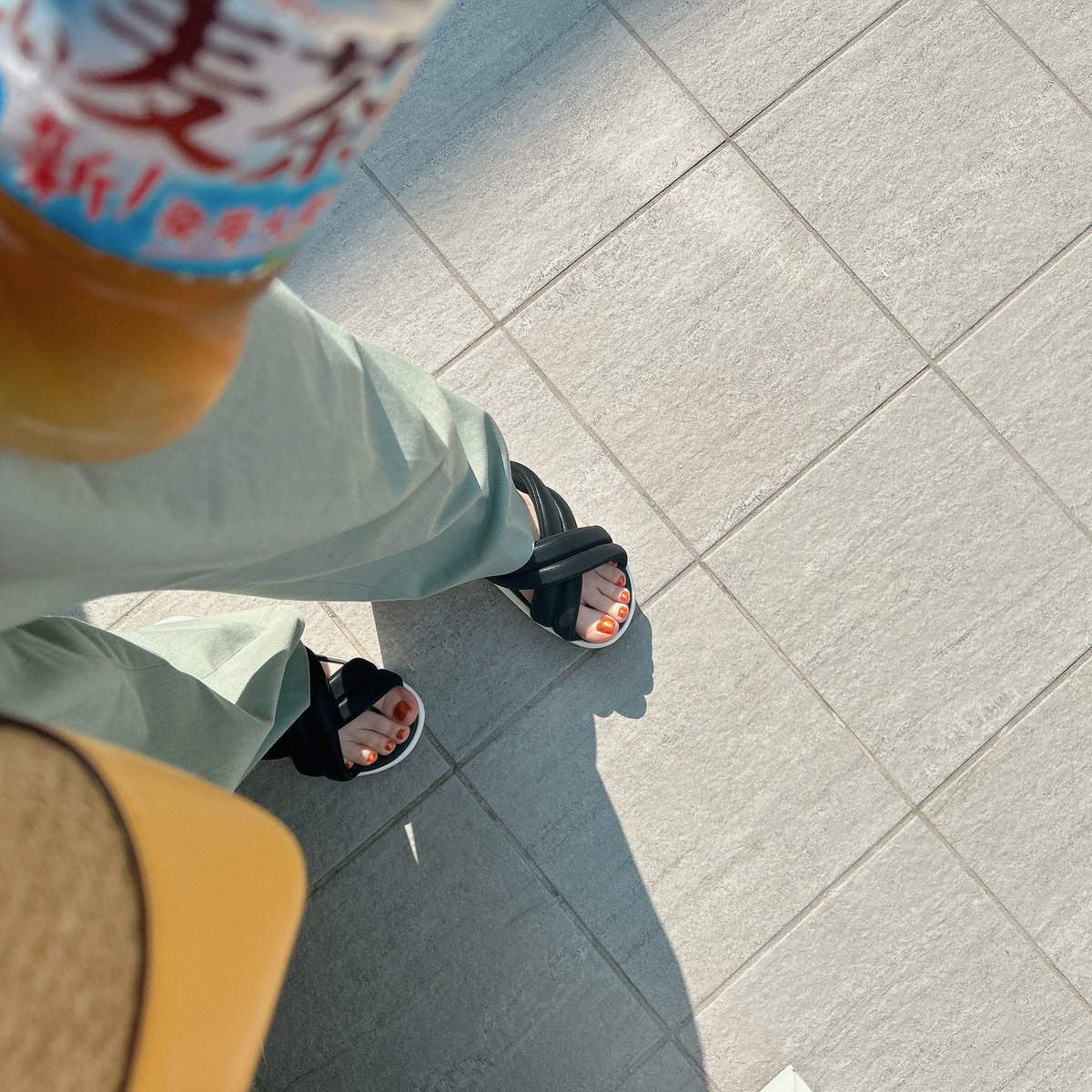 chiiiiik0's tweet photo. 足の爪をオレンジに塗ったのでウキウキでお迎え行ってくるよ〜🍊 https://t.co/77n5cHxYd2