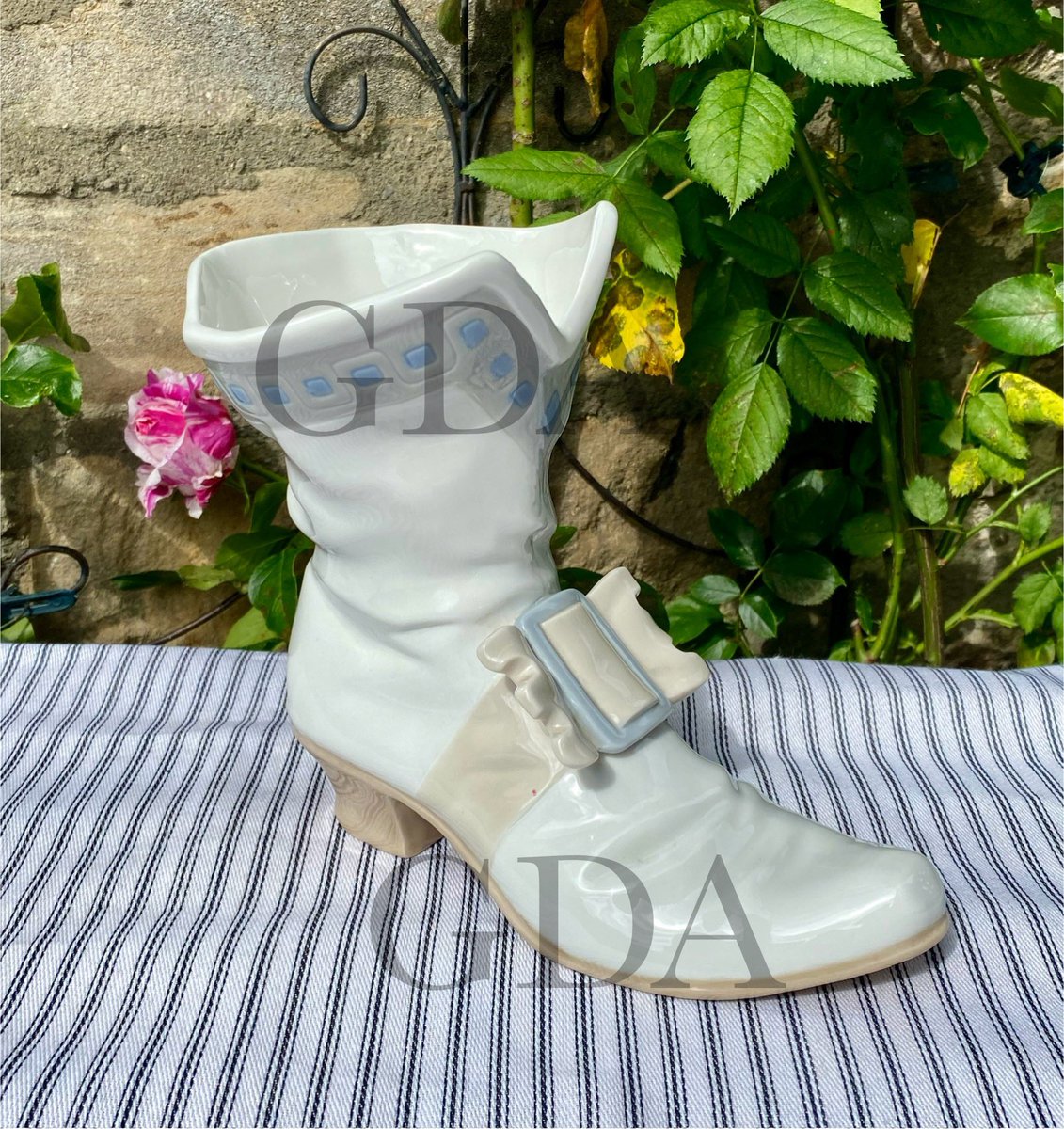 maviedanslart's tweet image. Good morning #earlybiz
A Lladro Nao large Cavalier boot. 
£28 plus p&amp;amp;p
See it and more at,
Dieudonneart.com/antiques

#elevenseshour #Lladro #collectables #vintage #gifts #shopindie #shopsmalluk #bizhour #nao