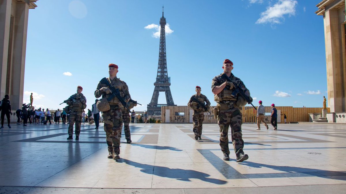 armeedeTerre's tweet photo. Sécurisation et lutte contre le terrorisme, sauvetage en eaux-vives, opération Harpie...
DĂ©couvrez notre dossier #TerreMag de l'Ă©tĂ© âĄïž ProtĂ©ger la Nation đ«đ·
đ https://t.co/W0HVBqNlti
#SoldatsOps
@Gouv_mili_Paris @132RIC @Uiisc7 @9eRima