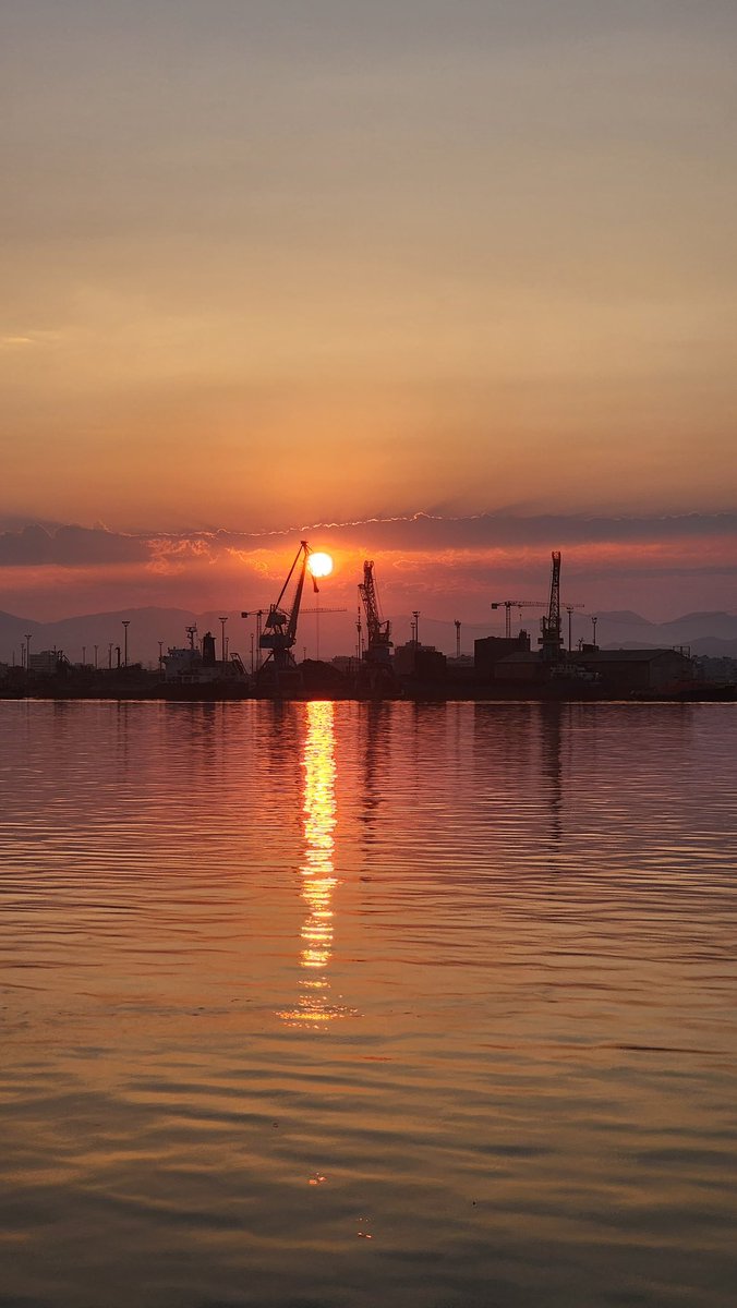 DurresPort's tweet photo. Dawn’s early twighlight…🌅Epic crimson sky @DurresPort this morning!What a way to start the day…📸☀️🚤🏗️
#Maritime🇦🇱⚓️🚢 #sunrise #summer
#seascape #shipping #portainers #harbour #yachting #waterfrontviews🌅 https://t.co/qf8psV2AT8