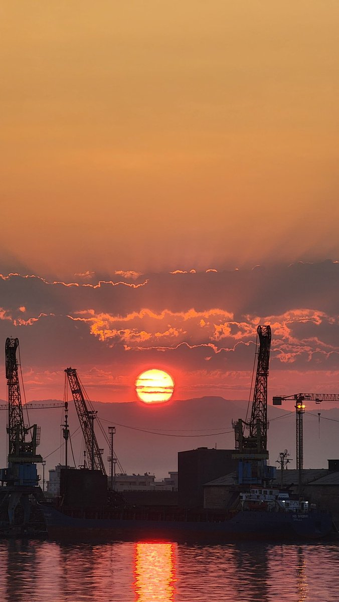 DurresPort's tweet photo. Dawn’s early twighlight…🌅Epic crimson sky @DurresPort this morning!What a way to start the day…📸☀️🚤🏗️
#Maritime🇦🇱⚓️🚢 #sunrise #summer
#seascape #shipping #portainers #harbour #yachting #waterfrontviews🌅 https://t.co/qf8psV2AT8
