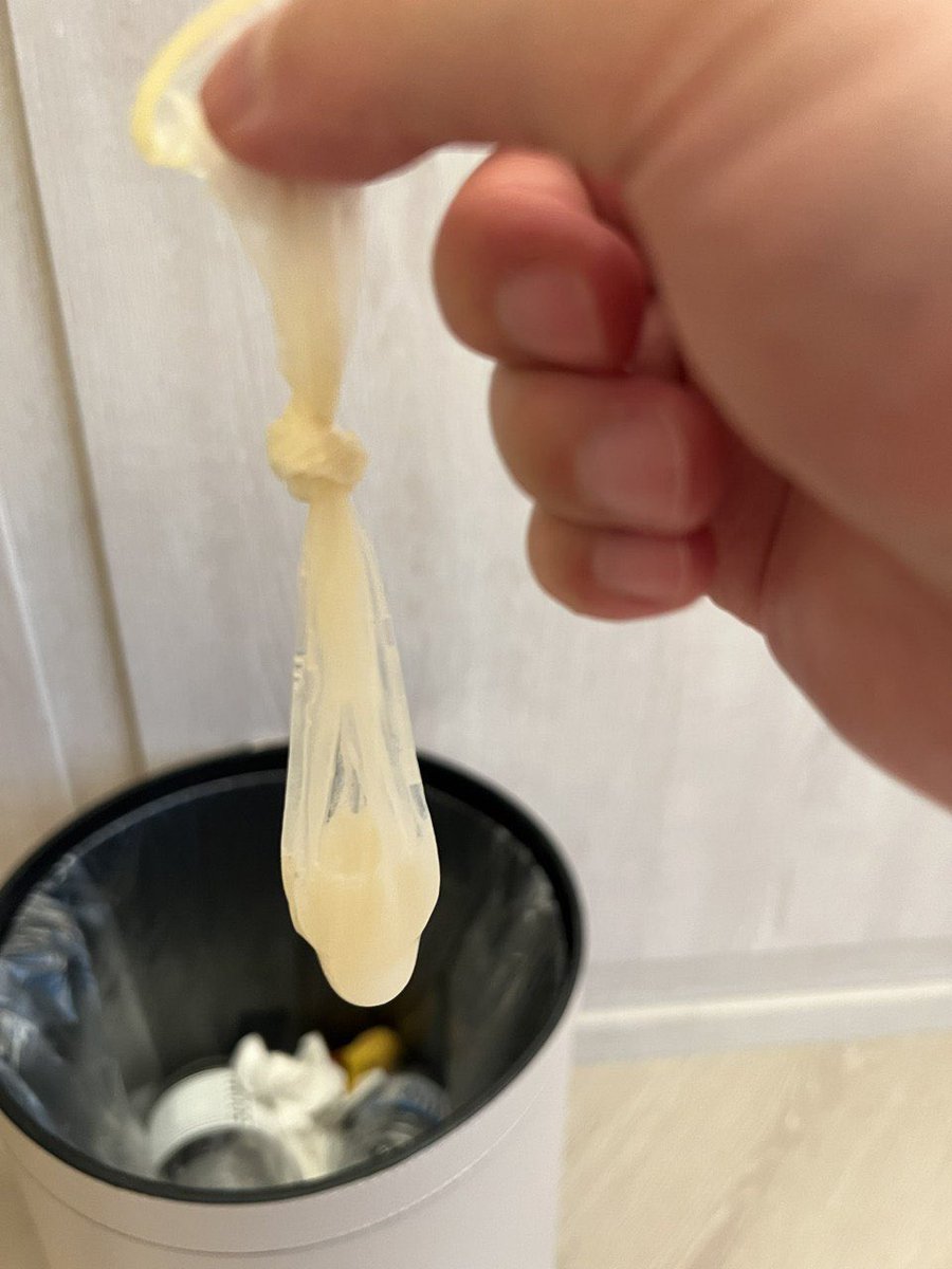 hkiwn72's tweet photo. 从老婆逼里抽��来的避孕套，昨天晚上疯玩一晚上，我特地恳求她留一个避孕套在逼里等我回来检查。 看这精液，老婆估计让人操了很久了，射的的太多了，已经是我的两倍量有余。
#绿帽 #内射癖好 #内射 https://t.co/WeQsbrq9ND