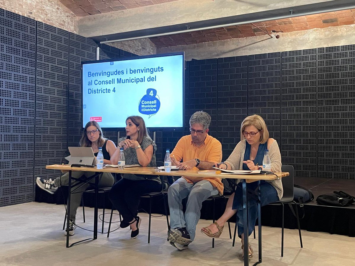 Fa uns dies es va fer el Consell Municipal del Districte IV a El Vapor. Vàrem visitar les instal·lacions amb les entitats veïnals i socials. Després, al Consell es van tractar les novetats del districte. 
Us hi esperem a tots de nou!!! ✊🏾
#Terrassa #DistricteIV #Comunitat