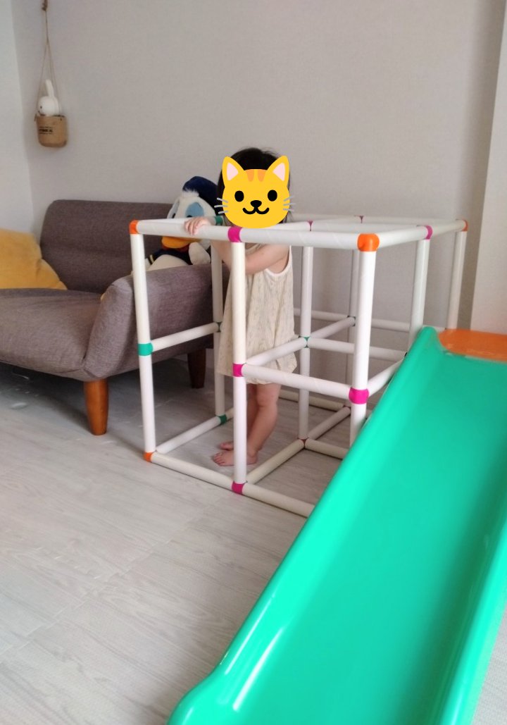 saeki_yuka's tweet photo. みなさんお元気ですか？

お久しぶりの投稿になってしまいましたが私は元気です。
1歳9ヶ月の娘も元気です。

猛暑や雨の日でも体を動かせるよう室内用の遊具を買ってみました。
すべり台は滑らずに駆け下りてるけど楽しそうだからまぁいっか☺️ https://t.co/s2743M1BW0