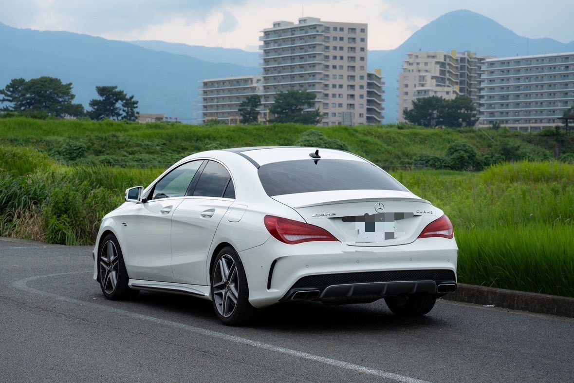 SCHNELL_Design's tweet photo. こんにちは！！！
この度、ベンツCLA45を納車させて
頂きました👍

A45と同じエンジンながら
形は当然として細かい部分に違いがあります。
特にボンネットは好みが分かれるでしょう☺️

外装良し、内装良し、パワー良し
お客様の初めてのベンツデビューに
最高の1台です🫶

今後ともよろしくお願いします👍