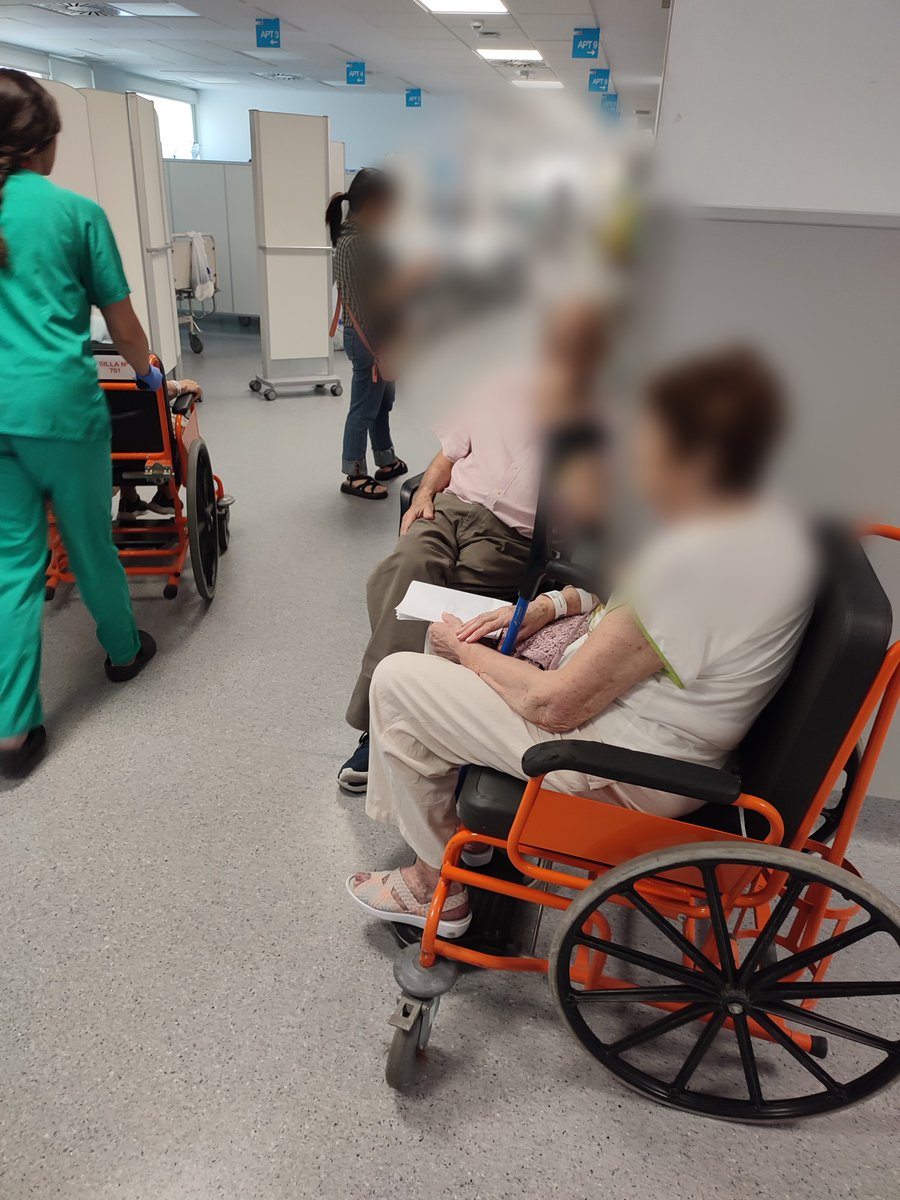 Mats12oct's tweet photo. !!!CAMAS CERRADAS, URGENCIAS COLAPSADAS!!!
- 63 Pacientes en prioridad 2 donde deberia haber 42.
- 49 pacientes pendientes de ingresar algunos llevan y 5 días en urgencias.
- 10 pacientes psiquiátricos pendientes de ingreso, que hacen en urgencias???
@IdiazAyuso https://t.co/BO0pSo60qd