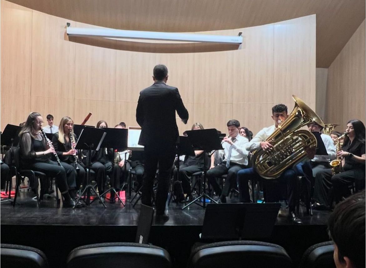 Enhorabuena a nuestro alumno y joven intérprete Antonio Manuel Martín de tan solo 16 años. 
Ha obtenido el primer premio en el  concurso internacional Tuba Jóvenes Artistas del congreso de la Asociación Española de Tubas y Bombardino (AETYB) en Santiago de Compostela.