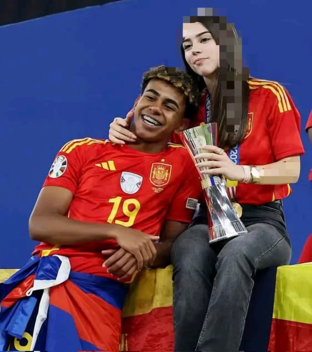 فتاة 19 سنة، تستغل طفل 17 لسنة أمام العالم، أليست هذه pدوفيليا ؟ أليس لامين يامال طفل و هي راشدة ؟ هل ردة الفعل كانت ستكون نفسها لو أن شاب 19 لسنة يواعد فتاة 17 لسنة ؟ 
نحن نشاهد اghتصاب للطفولة ولا أحد يتكلم، بل البعض يتكلم على أن لامين جمال محظوظ لأنه مرتبط بها، ما هذه البهيمية