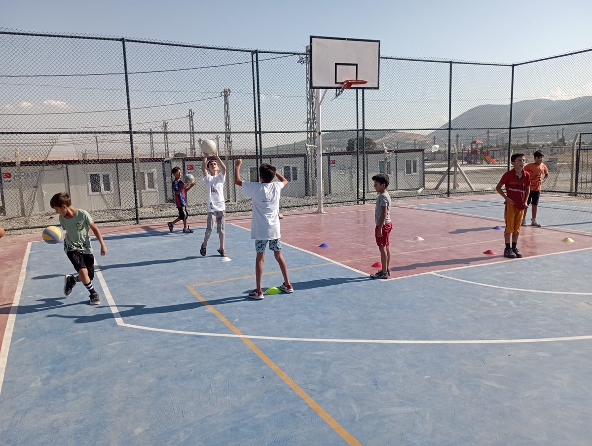 besiktask88815's tweet photo. Nurdağı Gençlik ve Spor İlçe Müdürlüğü olarak Yaz Spor Okullarımız devam ediyor.
@FatmaSahin @BBozgeyik_27 @hruhimor @demirlevent1 @ibrahimh_polat @barisayaz 
Futbol ⚽ 
Basketbol 🏀 
Voleybol 🏐 
Yüzme 🏊
Badminton 🏸 
Atletizm 🏃 
Masa Tenisi 
Okçuluk 🏹 
Taekwondo 🥋 https://t.co/sYJL8vROfk
