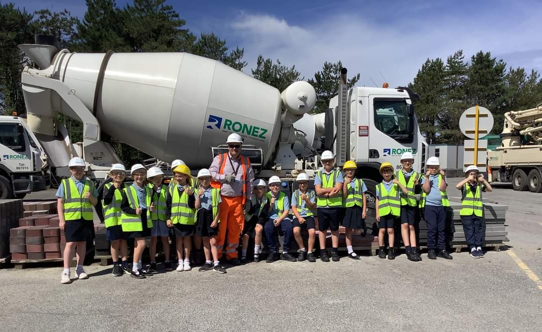 It was great to welcome another school visit to Ronez Jersey recently. The youngsters toured the quarry and "top works" including the block plant where they saw our 140mm blocks being made!

Pictured here is our Sales Manager, Paul Pinel, with a Year 4 Class from La Moye School.