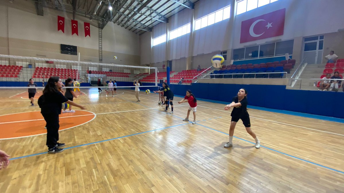 GSB_Kayseri's tweet photo. GSB Yaz Spor Okulları kapsamında Talas İlçe Müdürlüğü, Spor Salonunda Voleybol kurslarımız yoğun katılımla devam ediyor.🏐 https://t.co/vd8cPLkDv3