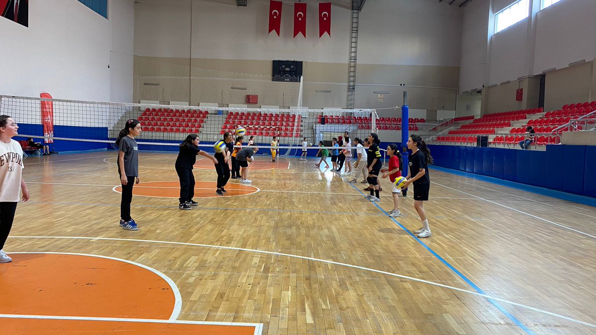 GSB_Kayseri's tweet photo. GSB Yaz Spor Okulları kapsamında Talas İlçe Müdürlüğü, Spor Salonunda Voleybol kurslarımız yoğun katılımla devam ediyor.🏐 https://t.co/vd8cPLkDv3