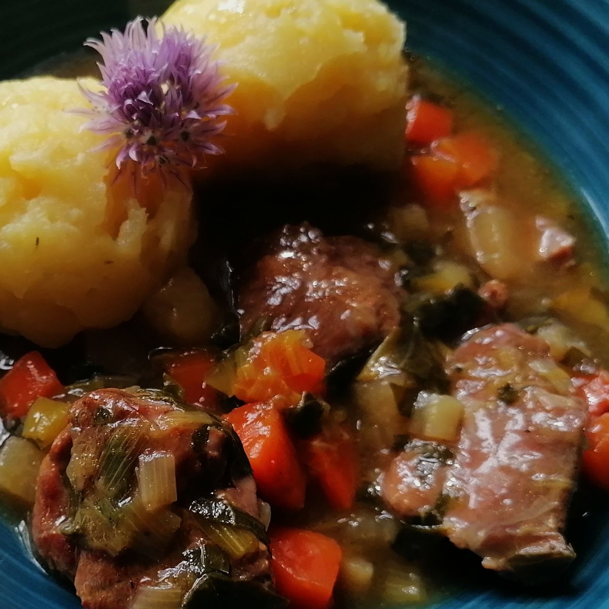 MikeKocht's tweet image. Wenn es so heiß ist, wird statt #Twooking nur der Tiefkühlschrank geöffnet.

Dieser herrliche Eintopf vom Jungschaf mit Gemüse ist noch da. Püree muss ich leider frisch machen ;-)

mikekocht.at/2023/05/29/sch…