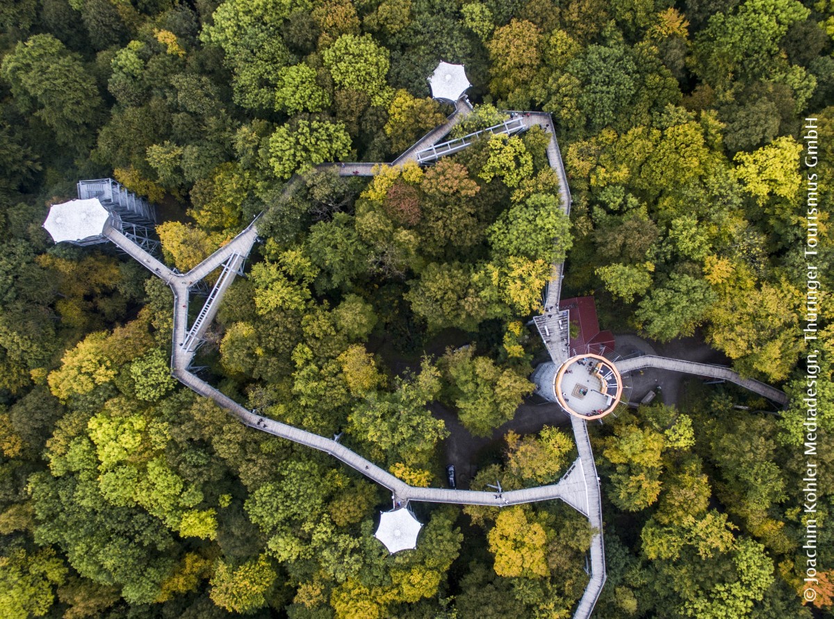 germanytravelNL's tweet photo. Thüringen is het fantastische groene hart van #DuitslandDichtbij! 🍀 Perfect om eindeloos te wandelen, te fietsen en te ontspannen in de ongerepte natuur. 🥰 https://t.co/i020jr1vk7 #visitthuringia #deinthüringen https://t.co/94u3aTEriQ
