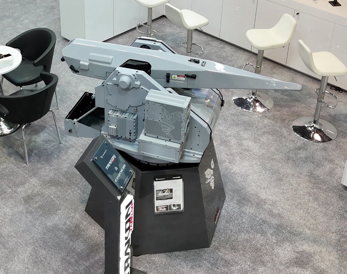 defensehere_ar's tweet image. 📌تشهد شركة &quot;يوني روبوتيكس&quot; #UNIROBOTICS طلباً مرتفعاً على أنظمة الأسلحة التي يتم التحكم فيها عن بعد، والتي تطورها كعائلة منتجات يمكنها تلبية الاحتياجات المختلفة.

📌وقعت الشركة مؤخراً اتفاقيات أولية وشراكات استراتيجية مع مختلف البلدان في معرض &quot;يوروساتوري&quot;.…