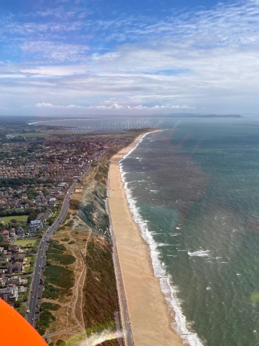 dsairambulance's tweet photo. Those summer views across Dorset! 😍🌊

#AirAmbulance #BournemouthBeach #InDorset #VisitDorset #Dorset https://t.co/bhHq2Xjcbu