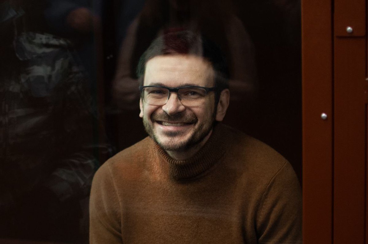 Узнал от адвокатов, что муниципалитет французской столицы присвоил мне звание почётного гражданина Парижа. Ничего себе новость! Спасибо, мне приятно. 

Буду теперь говорить своим тюремщикам: «Это лишь кажется, что я почётный житель лагерного карцера, на самом же деле – почётный